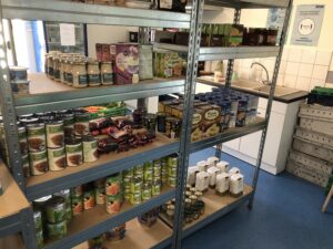 Photo des locaux de l'AGORAé de Metz avec quelques produits alimentiares et hygiéniques
