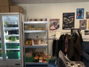 Photo des locaux de l'AGORAé de Metz avec quelques produits alimentiares et des vêtements